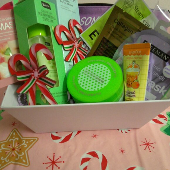 Daily Glow Radiance Every Day-13-Piece Christmas Holiday Self-Care Gift Basket - Picture 3 of 6